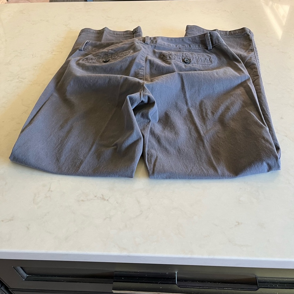 Dockers. - Picture 2 of 4